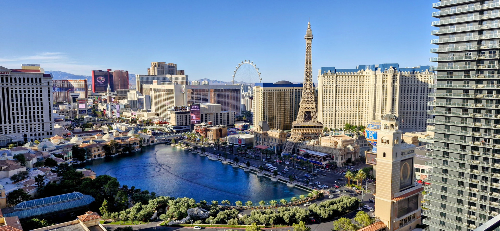 Panoramisch uitzicht over de Las Vegas Strip met Bellagio, de Eiffeltoren en High Roller